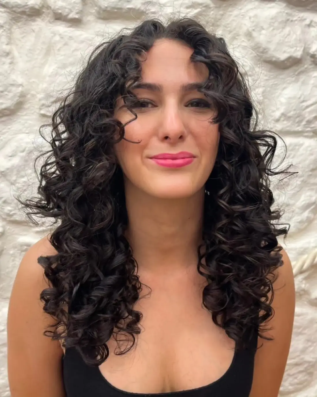 Longues boucles brunes définies après une coupe curly